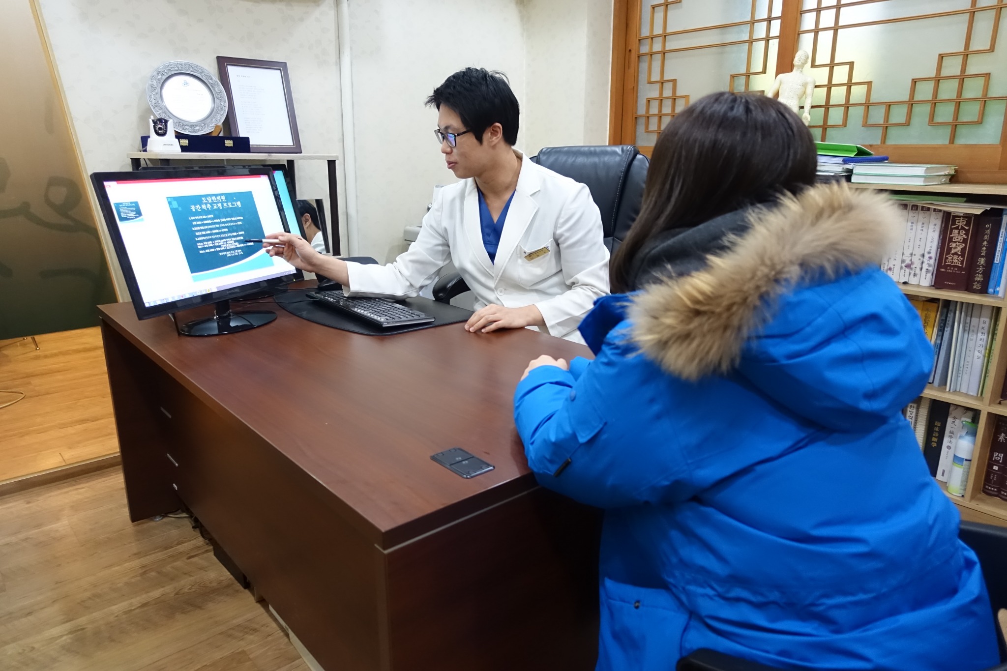 도담한의원 의료진의 진료 상담 모습